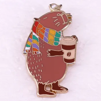 Симпатичное животное капибара держит кофейную чашку, эмалированную брошь-булавку, украшения для различной одежды, рюкзаков и сумок